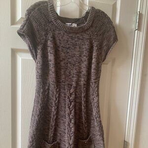 Knit short sleeve dress. Pockets in the front. Brown and black marble.